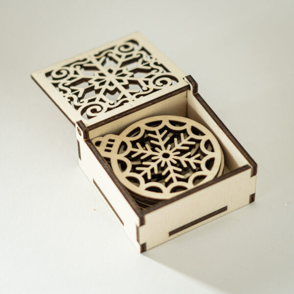 Weihnachtliche Geschenkbox aus Holz klein, Weihnachtsbaumschmuck, Deko Weihnachten, Weihnachtsgeschenk, Christbaumschmuck – Bild 4