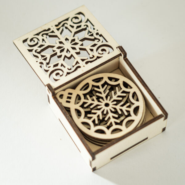 Weihnachtliche Geschenkbox aus Holz klein, Weihnachtsbaumschmuck, Deko Weihnachten, Weihnachtsgeschenk, Christbaumschmuck – Bild 3