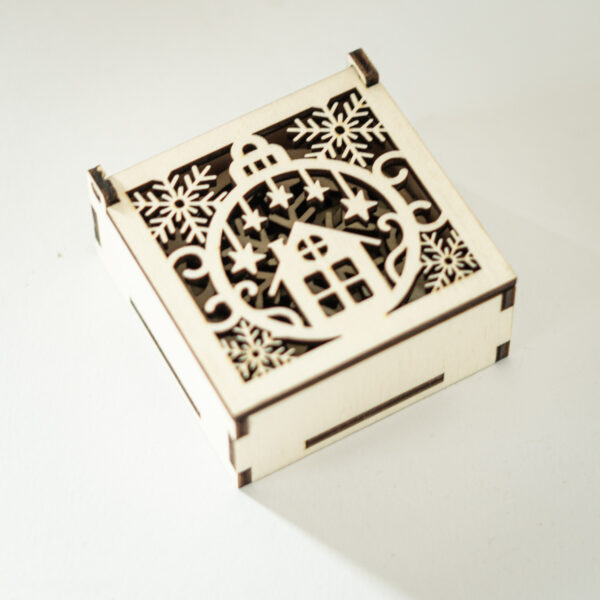 Geschenkbox mit weihnachtlichen Motiven aus Holz klein – Bild 3